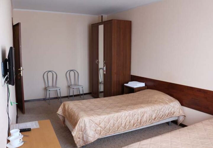 Кровать в общем номере с 2 комнатами Гостиница Горняк