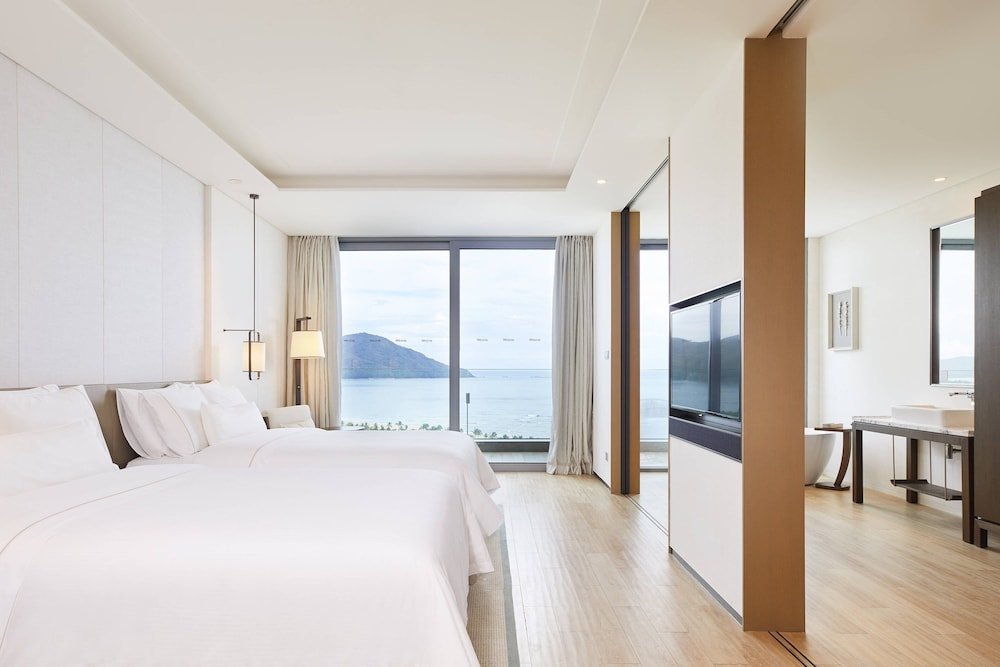 Четырёхместный номер Standard с балконом и с видом на океан The Westin Blue Bay Resort & Spa