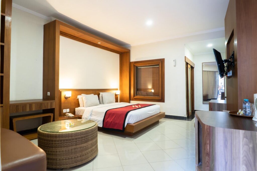 Кровать в общем номере Townhouse Oak Maxi Hotel Legian Bali