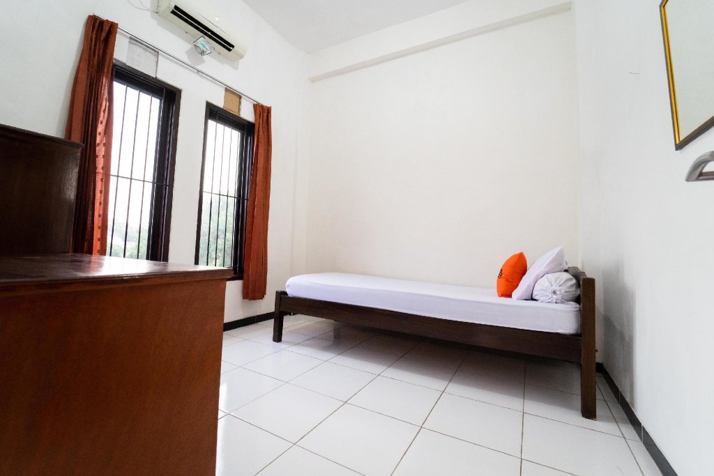 Standard simple chambre KoolKost Syariah near MRT Lebak Bulus Station