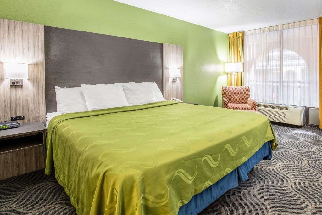 Standard Doppel Zimmer mit Poolblick Quality Inn