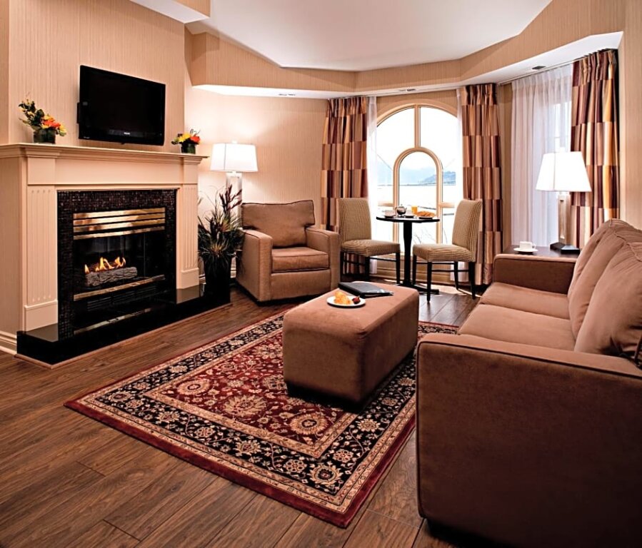 Номер Standard с 3 комнатами с видом на озеро Delta Hotels by Marriott Grand Okanagan Resort