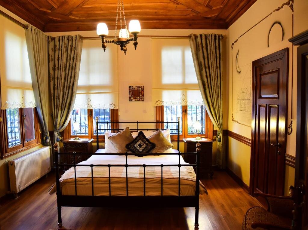 Четырёхместный номер Standard Ottoman Suites by Sera House