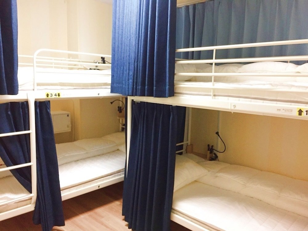 Cama en dormitorio compartido (dormitorio compartido femenino) con vista al canal Fukuoka Tabiji Hostel & Guesthouse