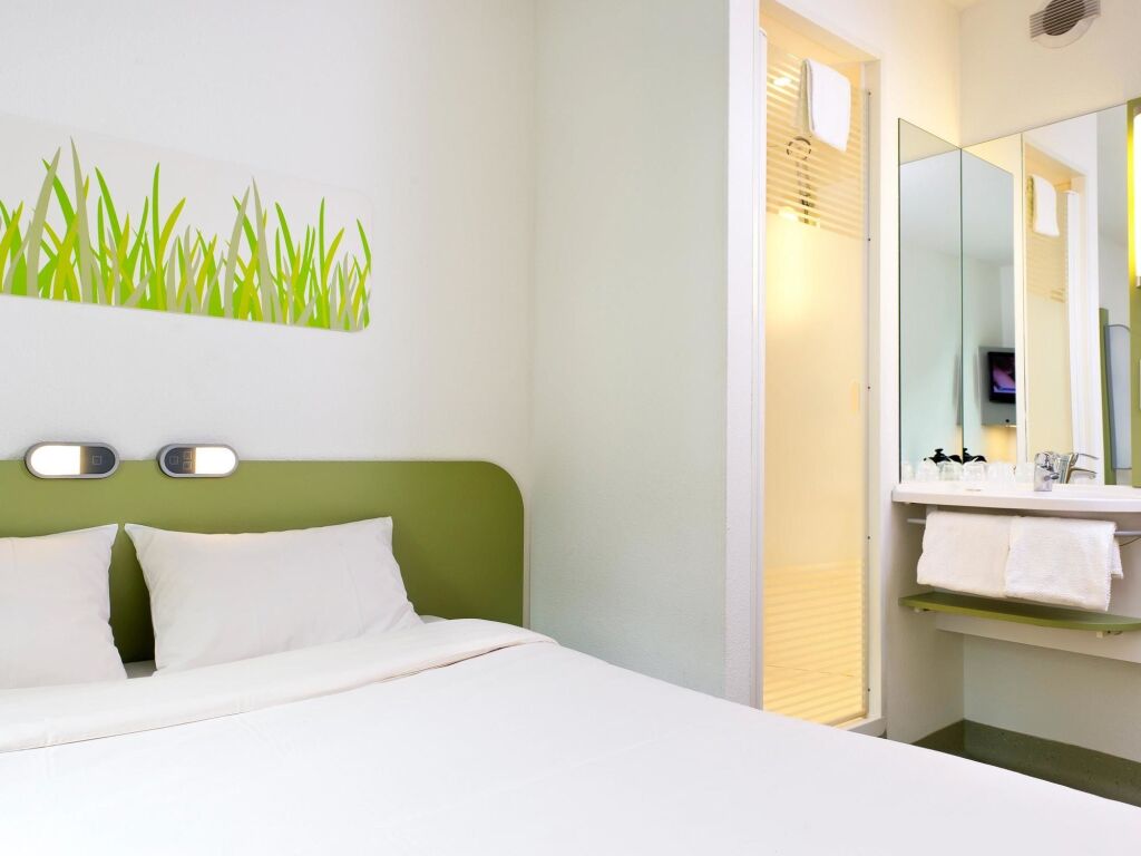 Ibis budget. Ibis budget Hotel. Hotel ibis budget Fontainebleau Avon. Эмаль ibis фото.