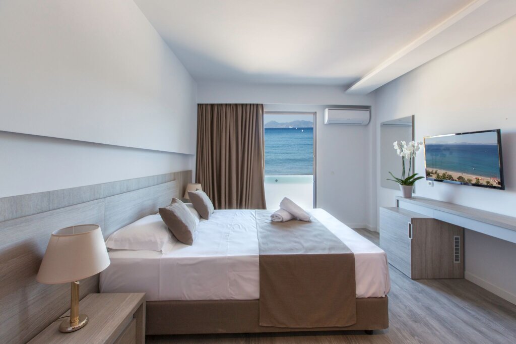 Suite 1 dormitorio con vista parcial al mar Akti Imperial Deluxe Resort & Spa Dolce