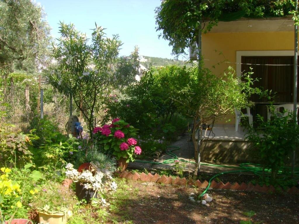 Коттедж Lefkas house with garden