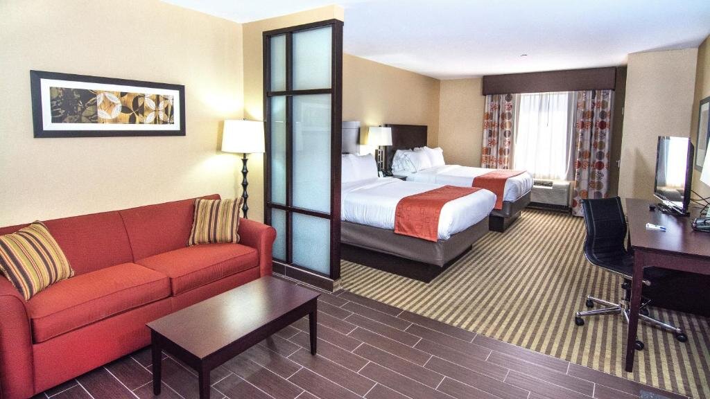 Четырёхместный люкс Holiday Inn Express & Suites Elkton - University Area, an IHG Hotel