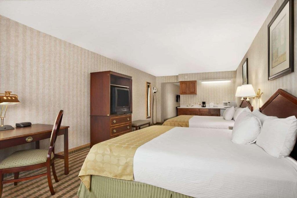 Двухместный номер Standard Ramada by Wyndham Saginaw Hotel & Suites