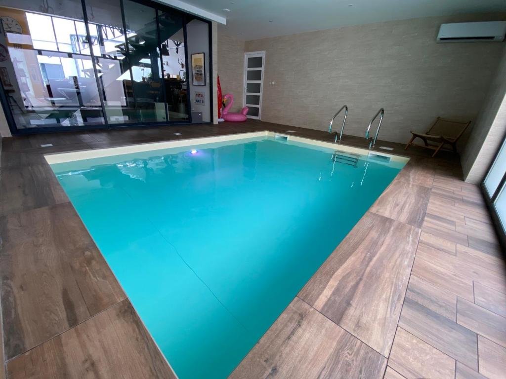 Апартаменты Loft Spa Reims-fr 200m2 privatifs, piscine intérieure chauffée, spa et parking