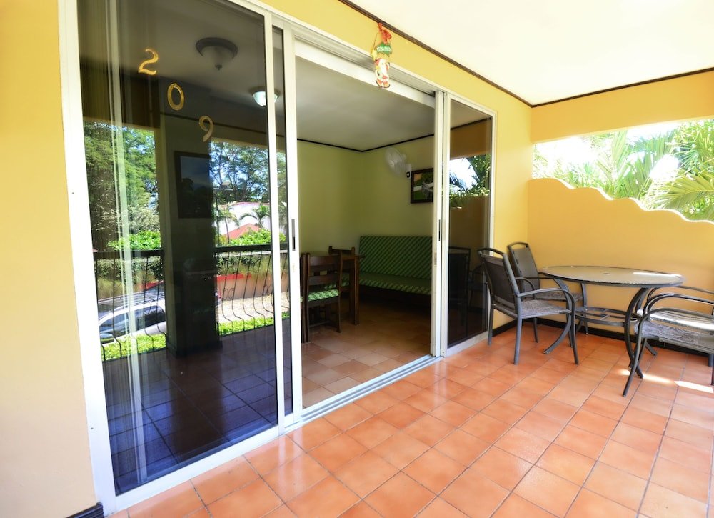 Четырёхместный номер Standard с балконом и с красивым видом из окна Mangaby Playa Hermosa