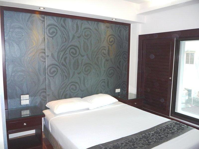 Кровать в общем номере Empress Hotel Ho Chi Minh City