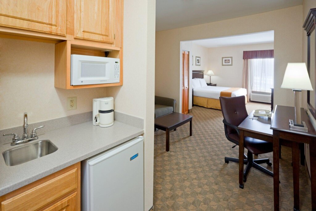 Двухместный люкс Holiday Inn Express Hotel & Suites Carneys Point, an IHG Hotel