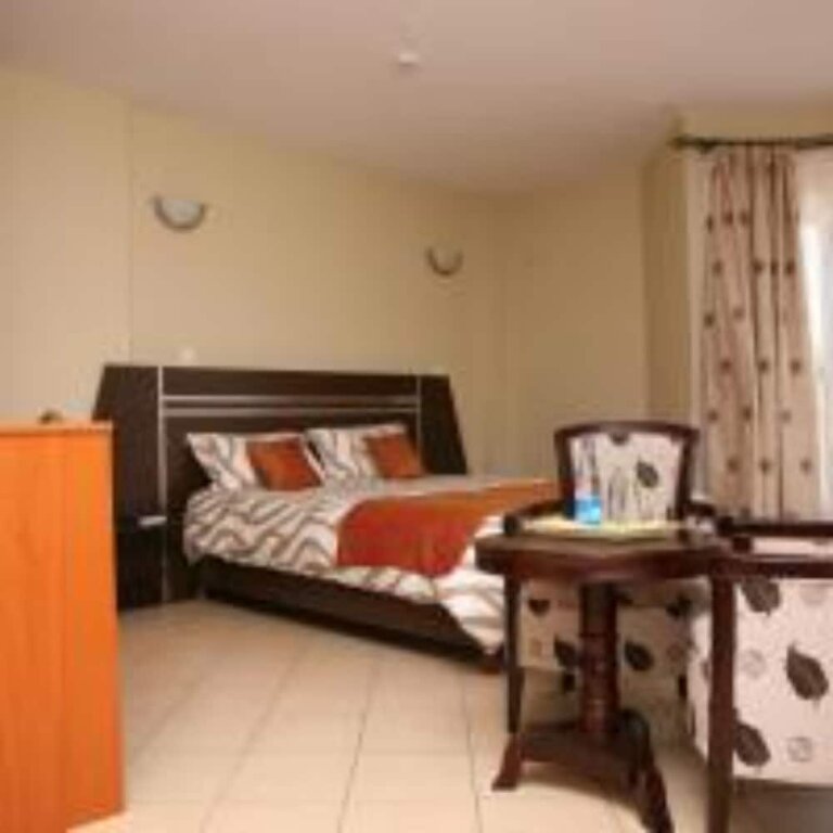Suite 1 Schlafzimmer mit Balkon Nairobi Transit Hotel