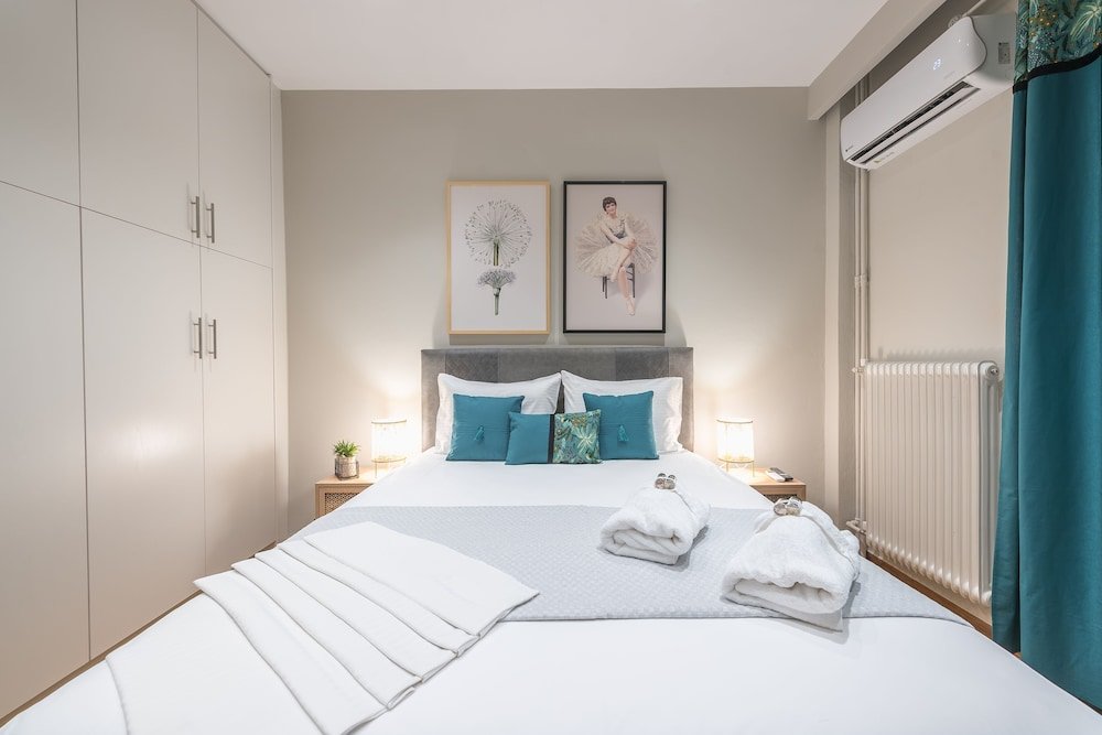 Standard Zimmer Elegant Mavili Suite by Cloudkeys
