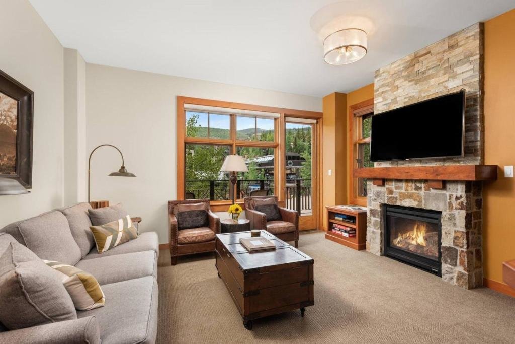 Standard Zimmer Luxury Ski in, Ski out 3 Bedroom Mountain Resort Vacation Rental in the Heart of Snowmass Base Village