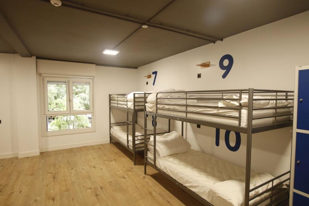 Кровать в общем номере Bilbao Metropolitan Hostel by Bossh Hotels