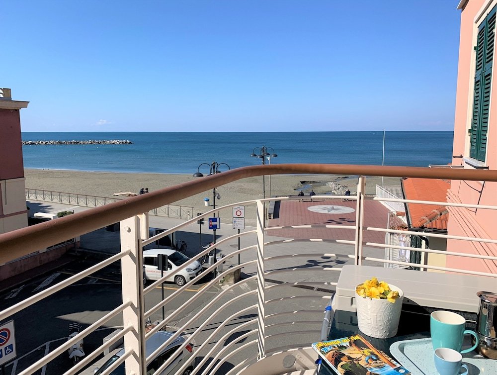 1 Bedroom Apartment with balcony and with ocean view Case vacanze Miramare