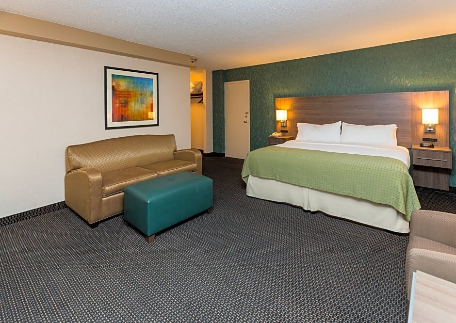Двухместный люкс c 1 комнатой Holiday Inn Des Moines-Downtown-Mercy Campus, an IHG Hotel