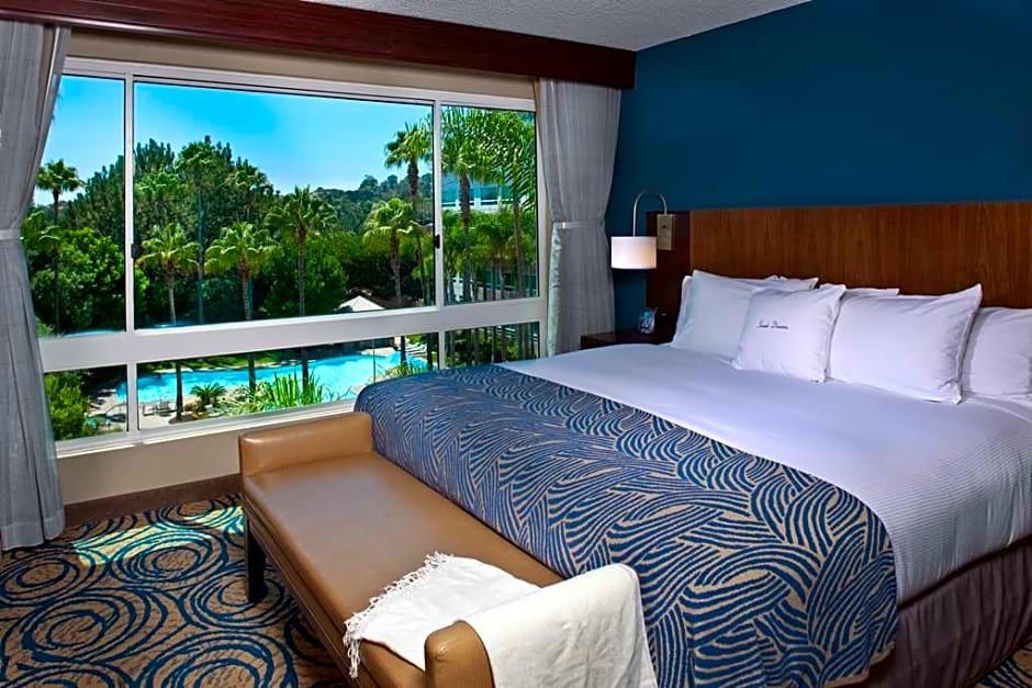 Двухместный люкс с 2 комнатами с видом на бассейн DoubleTree by Hilton San Diego Del Mar