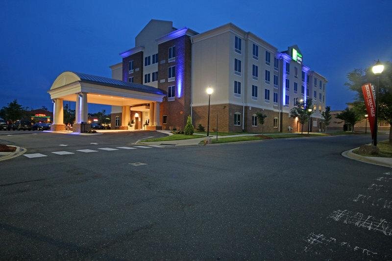 Suite 2 camere Holiday Inn Express & Suites Charlotte North, an IHG Hotel