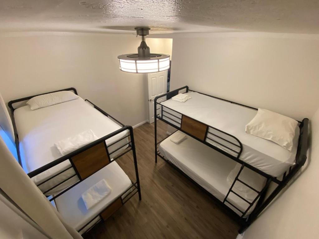 Кровать в общем номере Howzit Hostels
