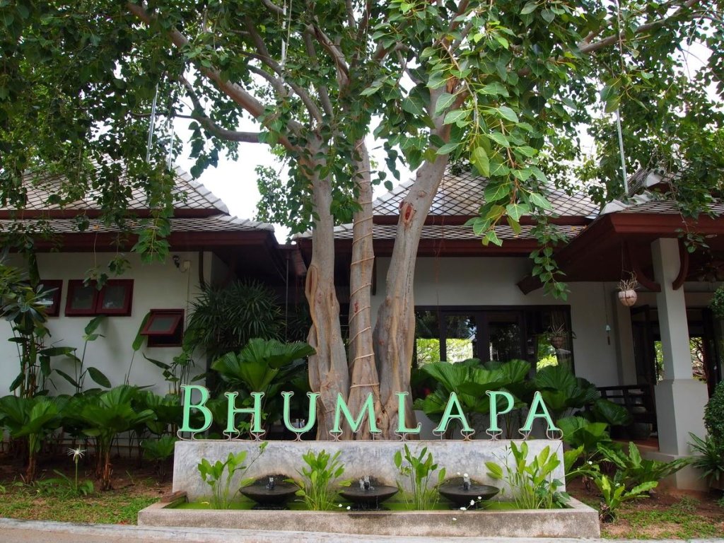 Кровать в общем номере Bhumlapa Garden Resort
