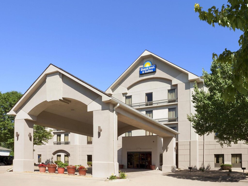 Четырёхместный номер Standard Days Inn & Suites by Wyndham Cedar Rapids