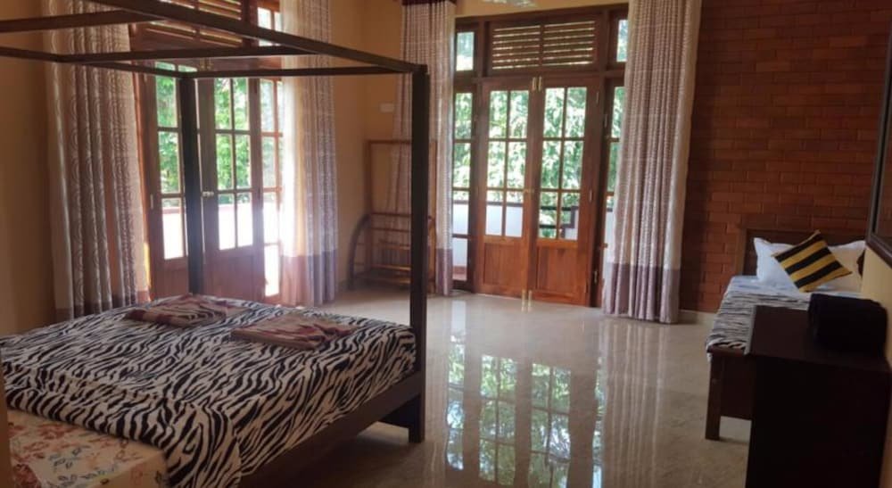 Deluxe Doppel Zimmer mit Balkon Lizzie Villa Guest House