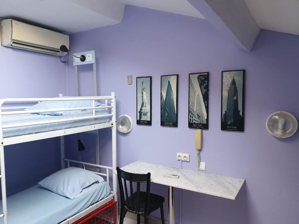 Кровать в общем номере Antares hostel