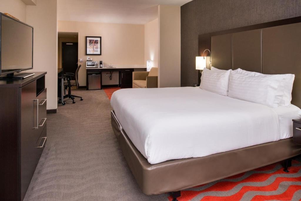Suite Holiday Inn Express & Suites Monroe, an IHG Hotel
