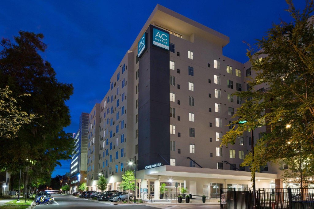 Четырёхместный номер Standard AC Hotel by Marriott Gainesville Downtown