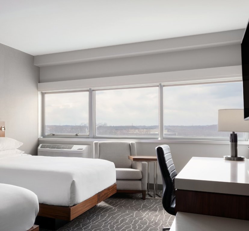 Четырёхместный номер Standard Delta Hotels by Marriott Woodbridge