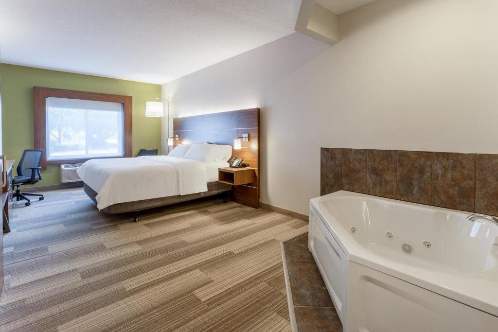 Deluxe Double room Holiday Inn Express Hotel & Suites Burlington, an IHG Hotel