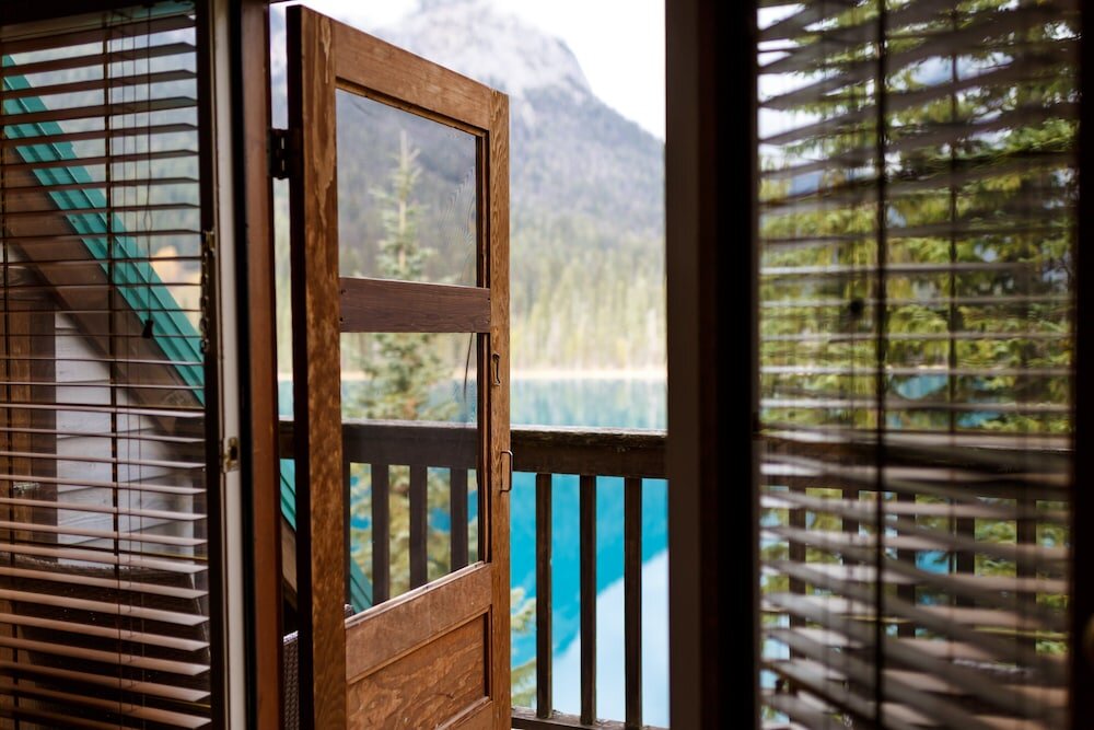 Четырёхместный номер Standard с балконом Emerald Lake Lodge