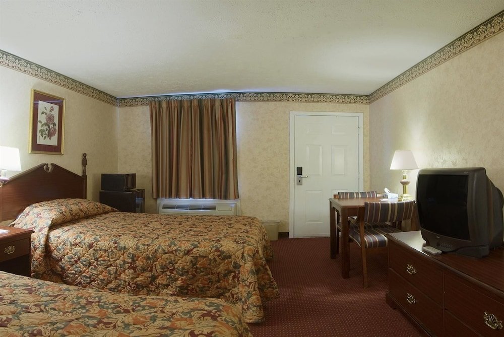 Standard Quadruple room with balcony Americas Best Value Inn & Suites Mt. Pleasant
