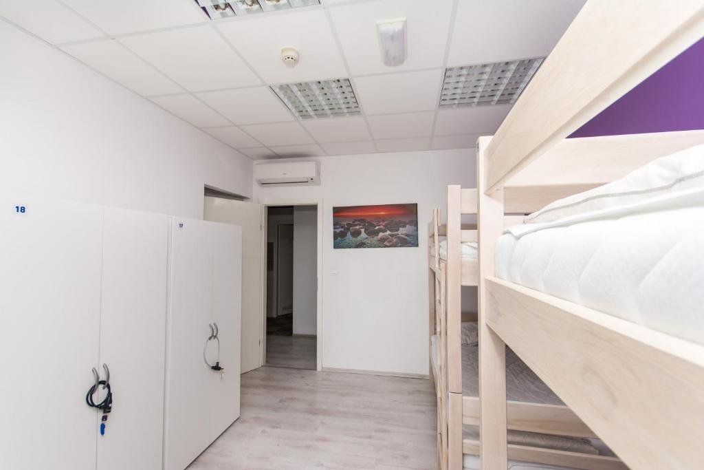 Cama en dormitorio compartido (dormitorio compartido femenino) con vista al mar Hostel Petra Marina
