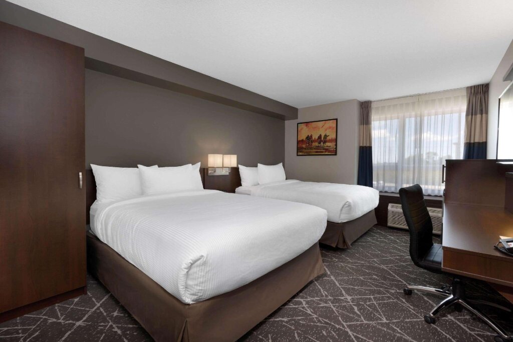 Четырёхместный номер Standard Microtel Inn & Suites by Wyndham Portage La Prairie