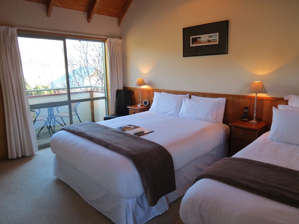 Standard Triple room with balcony Te Wanaka Lodge