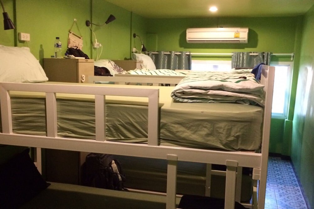 Кровать в общем номере Staying Hostel