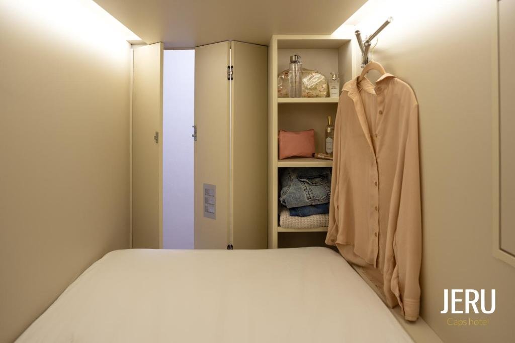Кровать в общем номере (мужской номер) JERU CAPS HOTEL