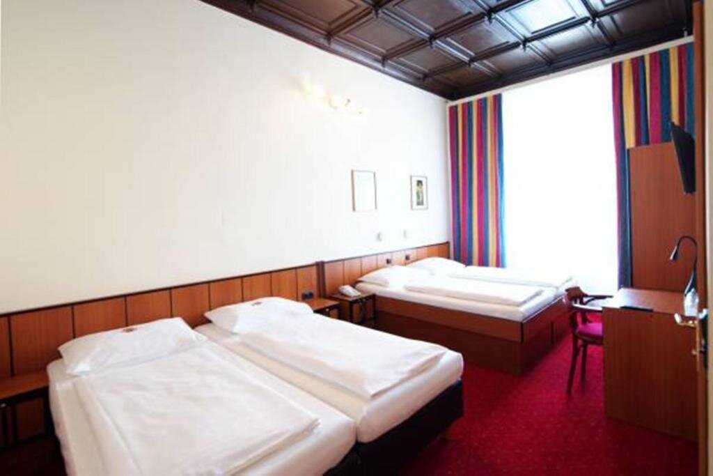 Standard Quadruple room Hotel Drei Kronen Vienna City