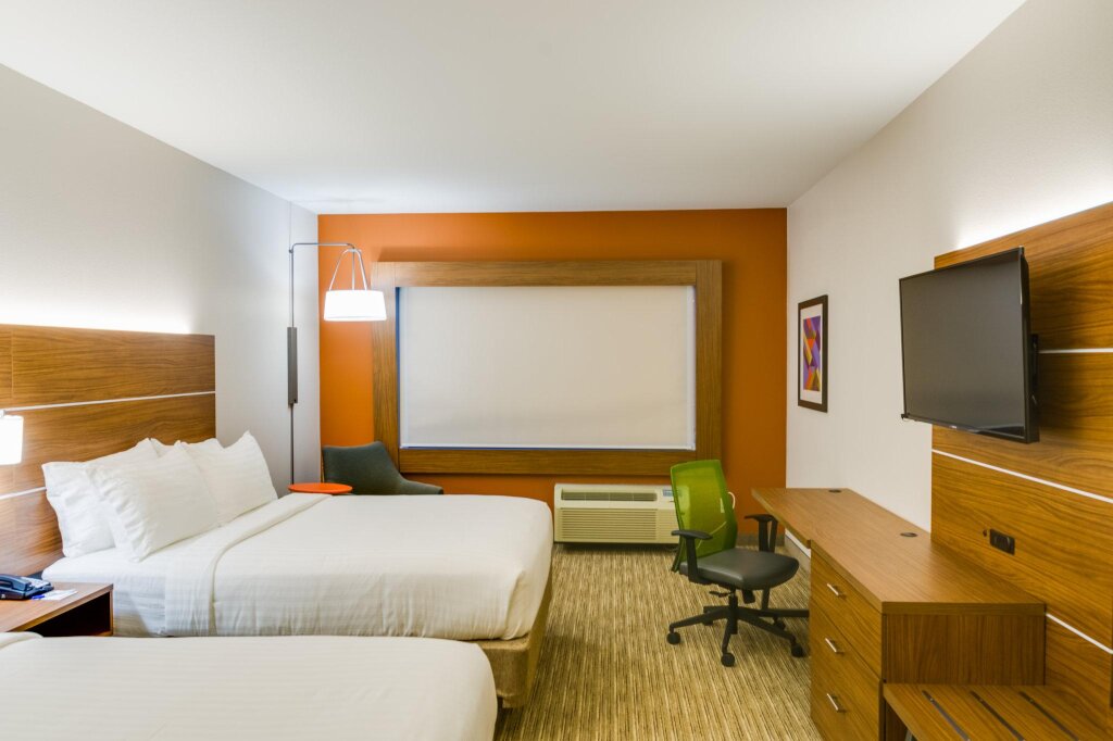 Standard Quadruple room Holiday Inn Express & Suites Russellville, an IHG Hotel