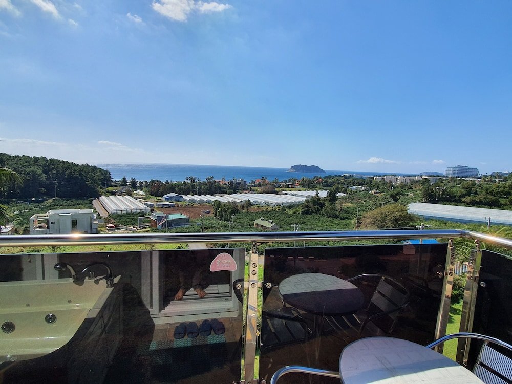Habitación Estándar con balcón y con vista al océano Beewool Chaewool Pension