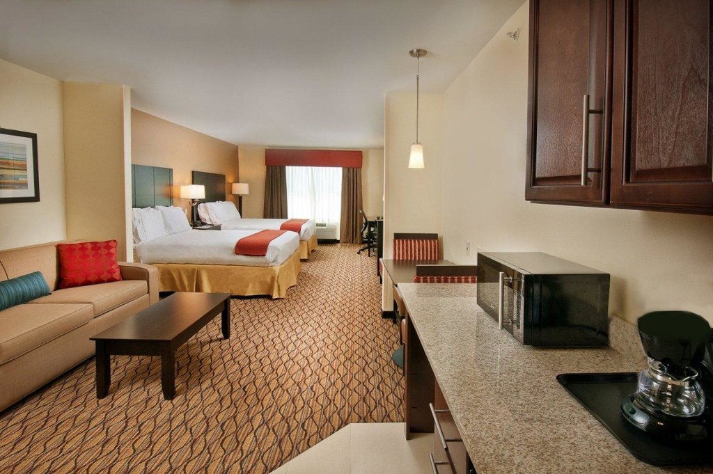 Четырёхместный люкс Holiday Inn Express Hotel and Suites Pearsall, an IHG Hotel
