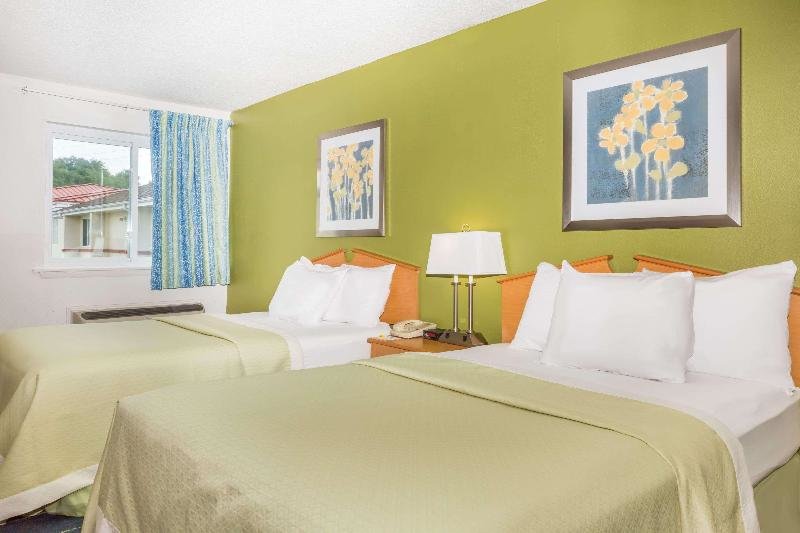 Четырёхместный номер Standard Days Inn & Suites by Wyndham Bridgeport - Clarksburg