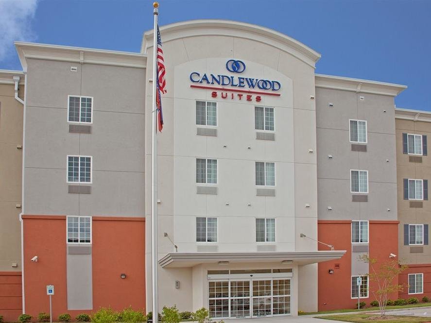 Кровать в общем номере Candlewood Suites Houston I-10 East, an IHG Hotel
