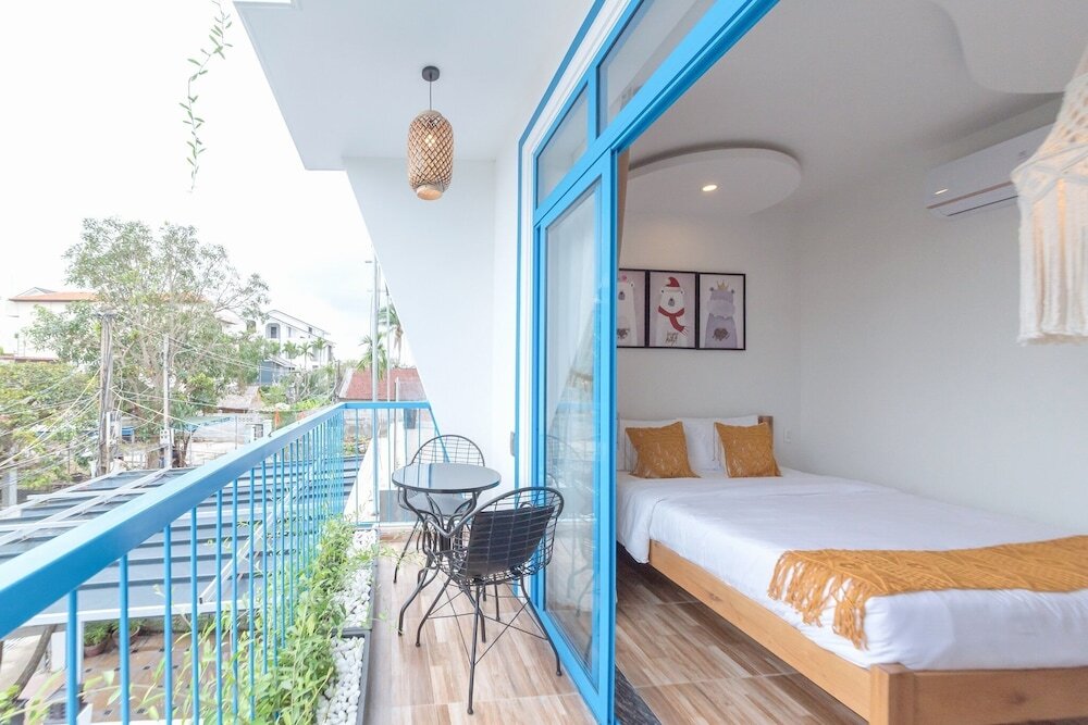 Трёхместный номер Deluxe с балконом Hoi An Lazy Bear Hostel