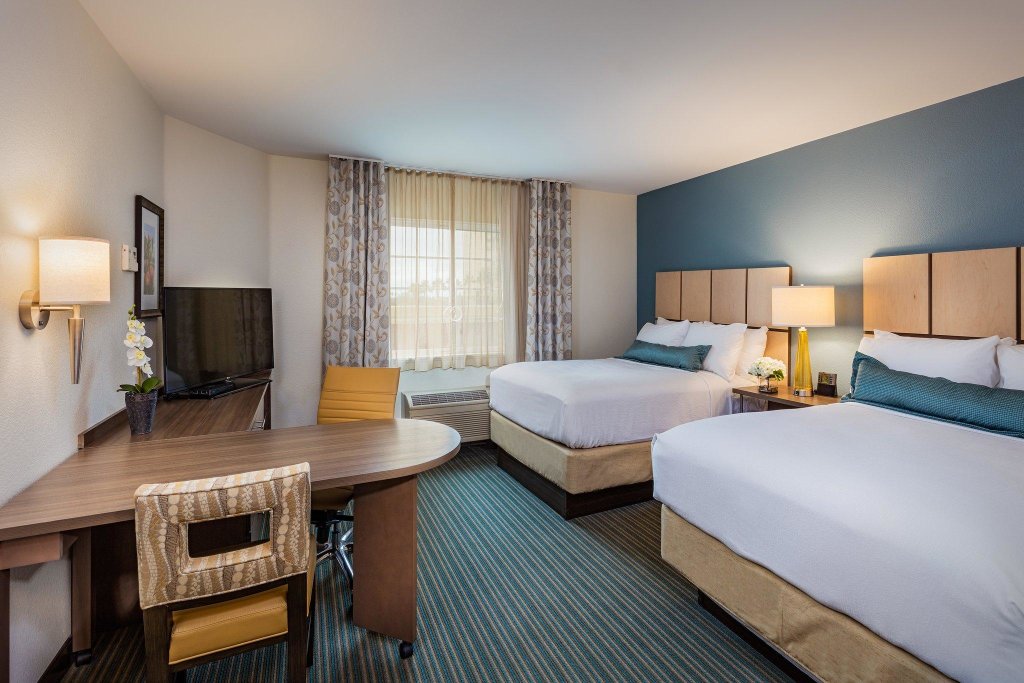 Двухместный люкс Candlewood Suites Anaheim - Resort Area, an IHG Hotel