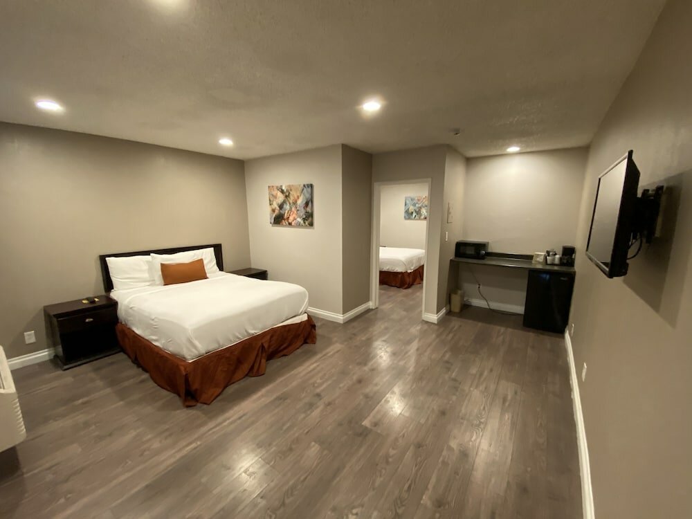 Standard Quadruple room Anaheim Executive Inn & Suites